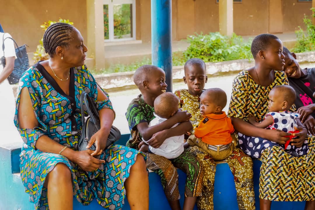 Don de vivres à l orphelinat la Pouponnière de Ouidah Olivier Verdon