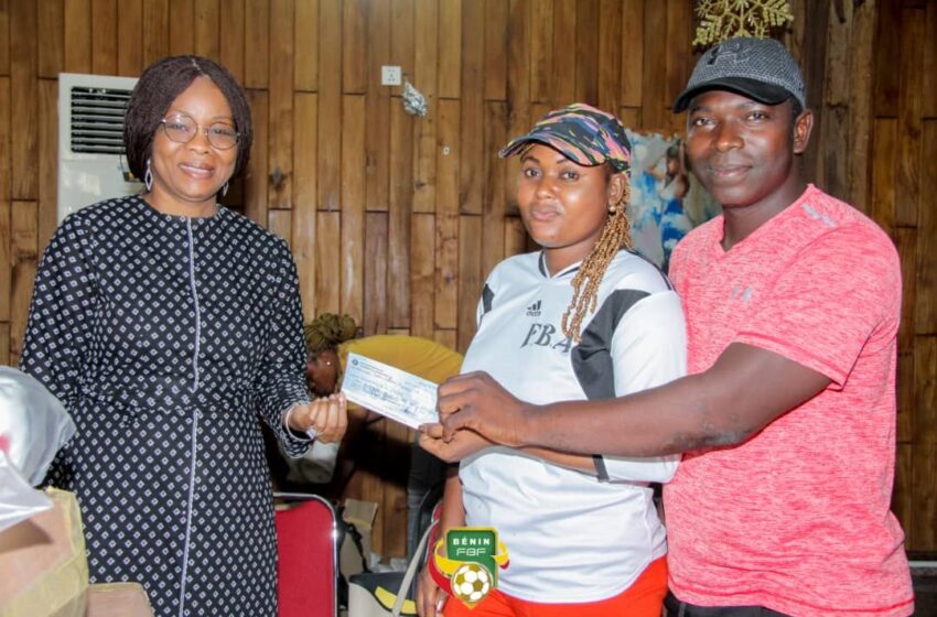  Football féminin au Bénin : Remise de chèques et des ballons aux clubs par la FBF