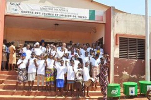  Sensibilisation et don de matériels à la population de Toffo: JCI Cotonou Espoir et l’ONG Sauvons l’Environnement Bénin s’unissent pour des actions sociales