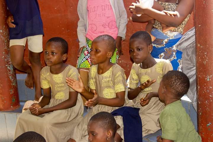  Action de générosité à l’orphelinat Citée d’espoir de l’ONG la Bergerie de Dieu de Tokan: Iseline GANDAHO vole au secours des enfants en cette période festive.