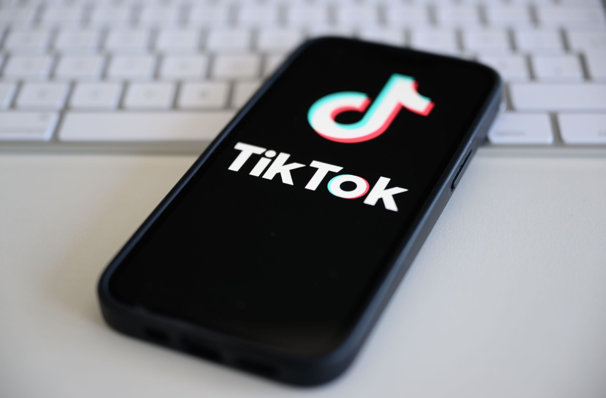 SYMBOL IMAGE – 19.03.2024, Saxony, Dresden: The logo of the short video platform TikTok is displayed on a smartphone.

After the EU Commission reopened proceedings against TikTok, The online platform is suspending functions of the TikTok Lite app for the time being.  (to dpa: «After EU warning: Tiktok is suspending the function of the app version for the time being ») Photo: Robert Michael/dpa +++ dpa image radio +++