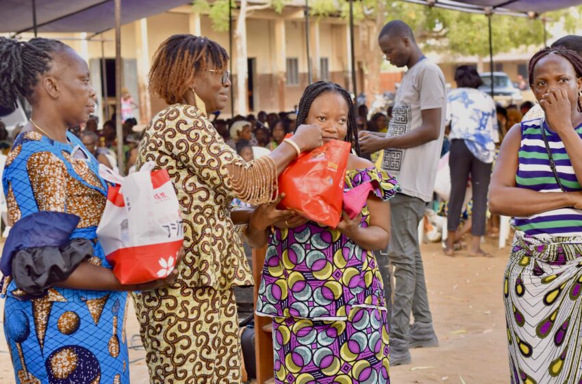  Dons de vivres aux femmes du 12ème Arrondissement de Cotonou : Un geste de solidarité de Victorine L. Hounkpodoté